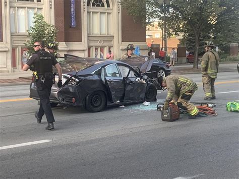 Driver injured in 2-car crash downtown